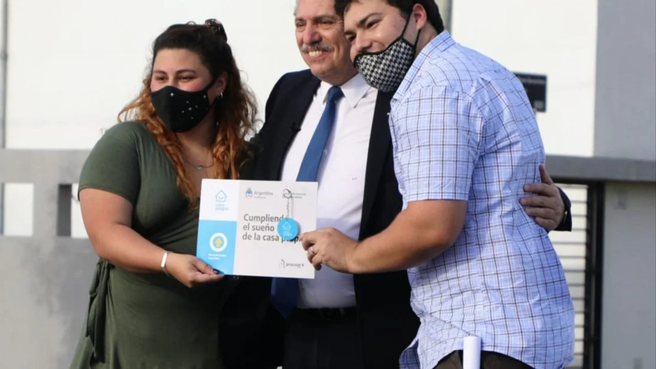 Alberto Fernández entregó la vivienda 30 mil de su gestión