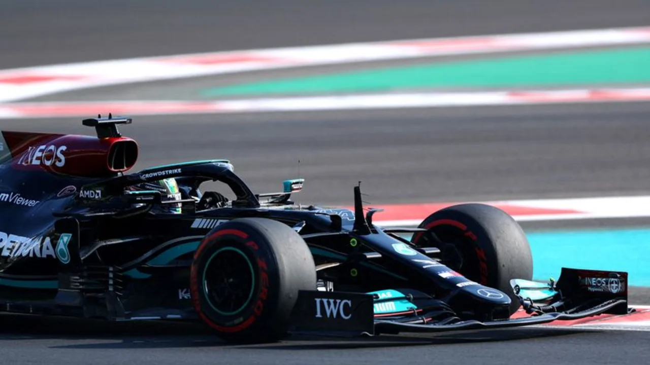 Hamilton se impone a Verstappen en los últimos entrenamientos de Abu Dhabi