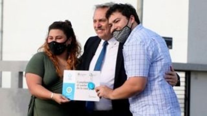 Alberto Fernández y Ferraresi entregaron la vivienda número 30 mil desde el comienzo de la gestión