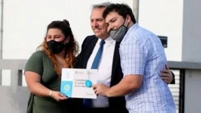 Alberto Fernández y Ferraresi entregaron la vivienda número 30 mil desde el comienzo de la gestión Alberto Fernández y Ferraresi entregaron la vivienda número 30 mil desde el comienzo de la gestión