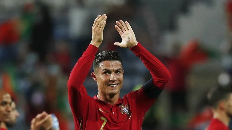 El Manchester United de Ronaldo y el PSG de Messi se medirán en octavos de la Liga de Campeones