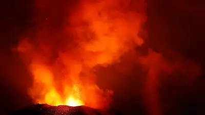 Erupción en La Palma: el aire contaminado obliga al encierro de los residentes Erupción en La Palma: el aire contaminado obliga al encierro de los residentes