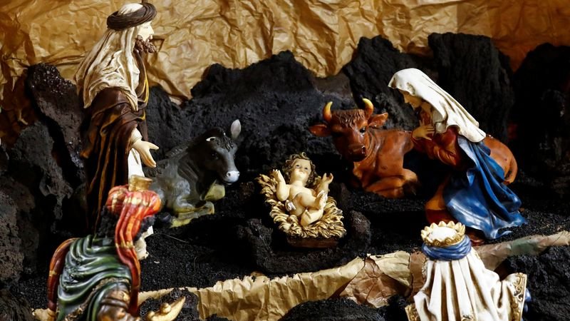 Un sacerdote y un geólogo utilizan cenizas volcánicas para un belén en La Palma