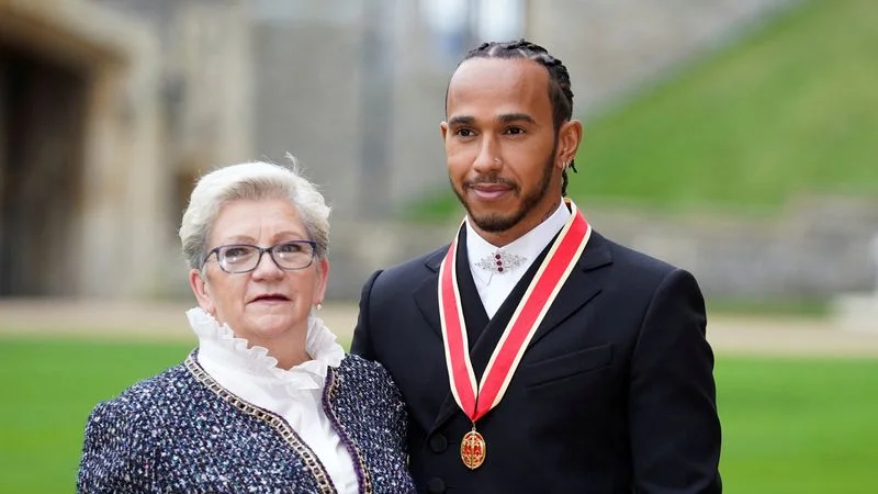 El heptacampeón mundial de F1, Lewis Hamilton, recibe el título de caballero