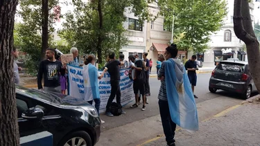 Un grupo de antivacunas y antisemitas agredió a periodistas en una radio