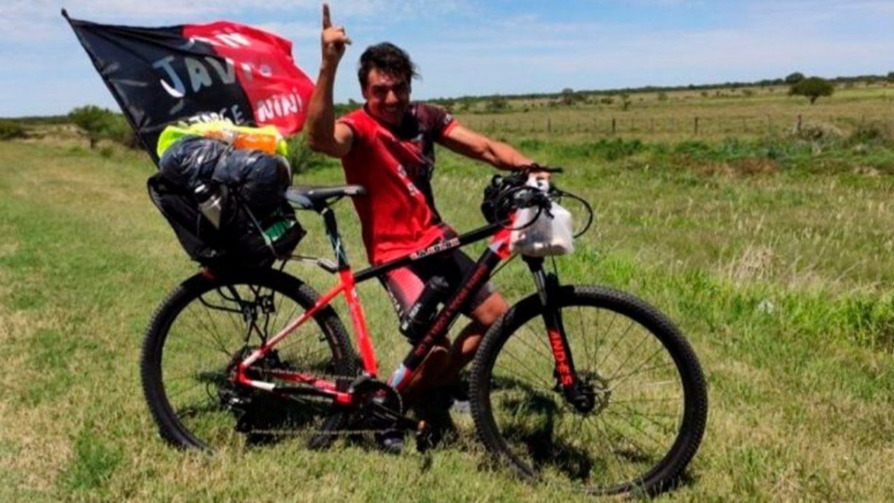 El hincha de Colón que fue en bici a Paraguay ya está pedaleando rumbo a Santiago