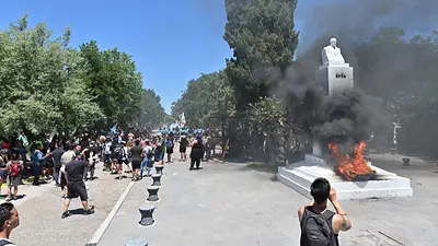 Tensión en Chubut: prendieron fuego la Gobernación Tensión en Chubut: prendieron fuego la Gobernación