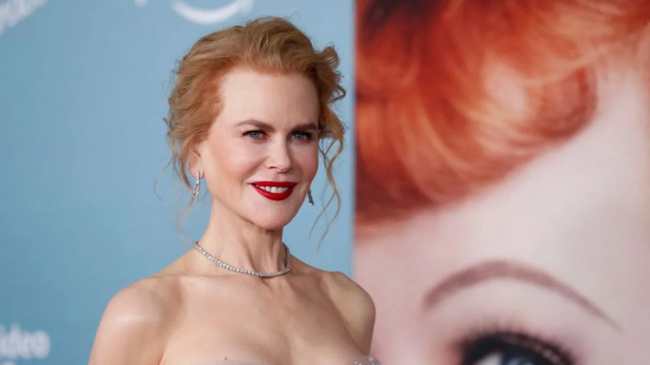 Nicole Kidman se ríe interpretando a Lucille Ball en "Being the Ricardos"
