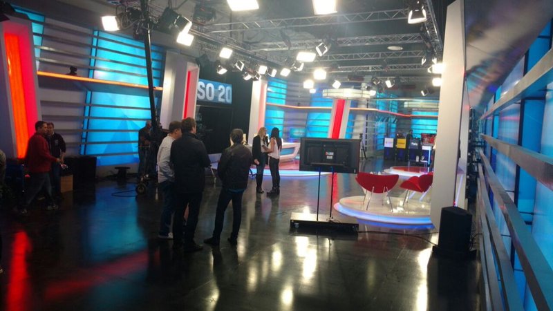 Un grupo de 1000 antivacunas intentó cortar la transmisión de Crónica TV