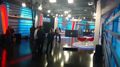 Un grupo de 1000 antivacunas intentó cortar la transmisión de Crónica TV Un grupo de 1000 antivacunas intentó cortar la transmisión de Crónica TV