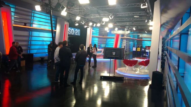 Un grupo de 1000 antivacunas intentó cortar la transmisión de Crónica TV