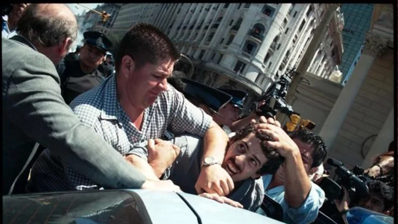 Damián Neustadt, el autor de la foto de "Wado" de Pedro en 2001: "Cuando la saqué, me apuntaron con una escopeta"