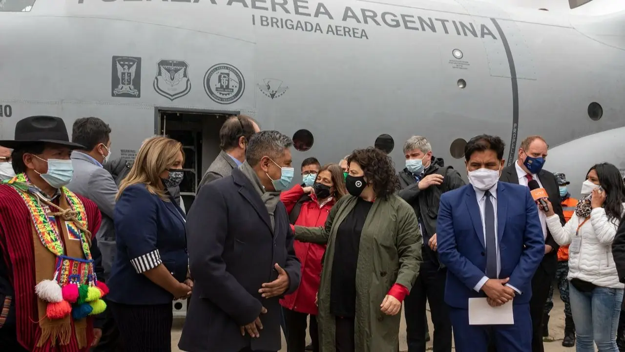 El día que el vuelo de las armas llevó vacunas: crónica de una jornada latinoamericana