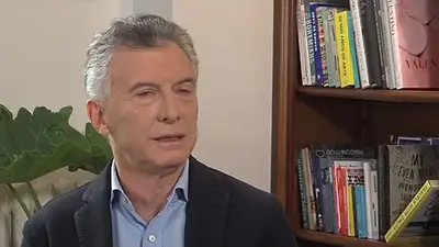 Mauricio Macri, irreconocible: barbudo, desprolijo y oculto tras lentes oscuros Mauricio Macri, irreconocible: barbudo, desprolijo y oculto tras lentes oscuros
