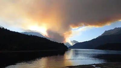 Los vientos reavivan incendio cerca del Lago Steffen y en el departamento de Aluminé Los vientos reavivan incendio cerca del Lago Steffen y en el departamento de Aluminé