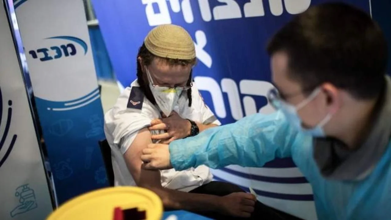 Aplicarán una cuarta dosis al personal sanitario, inmunodeprimidos y mayores de 60 en Israel