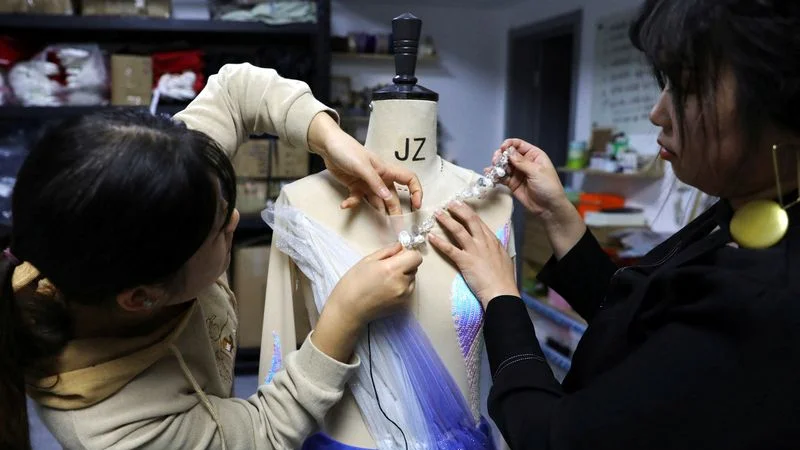 Diseñadora china disfruta del impulso olímpico para crear trajes de patinaje artístico