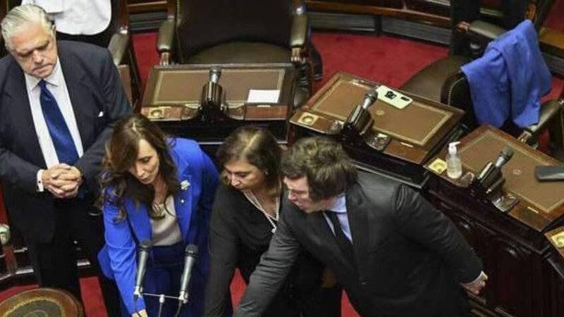 Diputados de la ultraderecha salieron a rechazar el pase sanitario