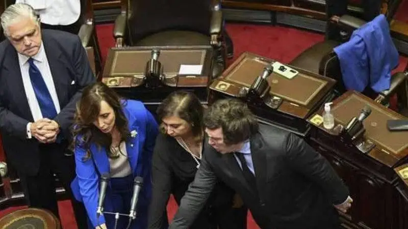 Diputados de la ultraderecha salieron a rechazar el pase sanitario