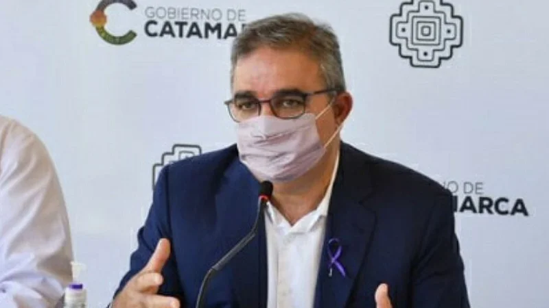 Catamarca "evalúa" cobrarle el tratamiento contra el COVID a los no vacunados