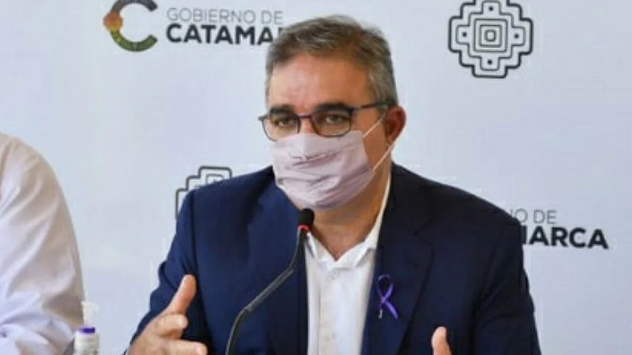 Catamarca "evalúa" cobrarle el tratamiento contra el COVID a los no vacunados
