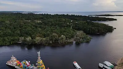En el Amazonas brasileño, la Navidad llega en barco En el Amazonas brasileño, la Navidad llega en barco