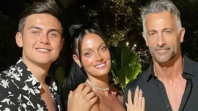 Oriana y Ova Sabatini junto a Paulo Dybala. Oriana y Ova Sabatini junto a Paulo Dybala.