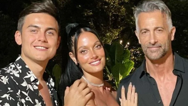 Oriana y Ova Sabatini junto a Paulo Dybala.