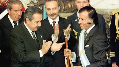 Raúl Alfonsín junto a Carlos Menem. Raúl Alfonsín junto a Carlos Menem.