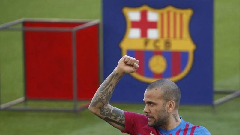 Barcelona anuncia que Dani Alves da positivo de COVID-19