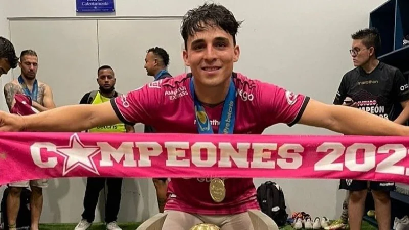 El mediocampista que juega en el exterior y enloquece a River