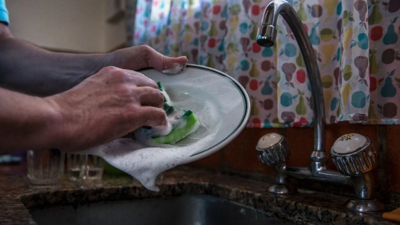 Cuántos litros de agua por día son necesarios para cubrir las necesidades básicas