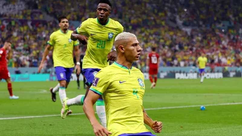 Brasil perdió con Camerún, pero pasó a octavos primero