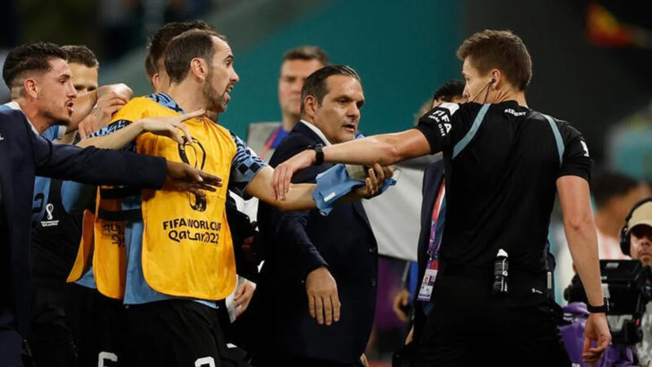 Uruguayo Godín quiere que DT Alonso continúe en el cargo tras eliminación en el Mundial