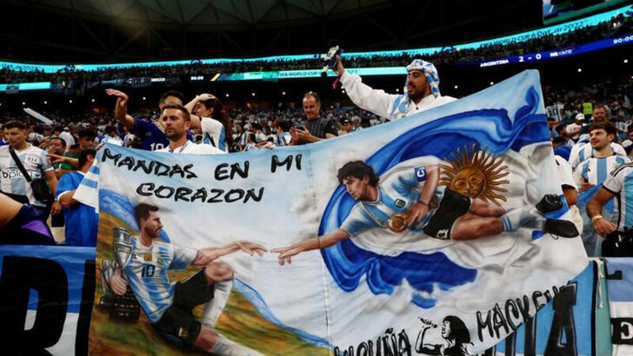 Argentinos quieren ser Messi pero en realidad son más como Maradona, dice escritor