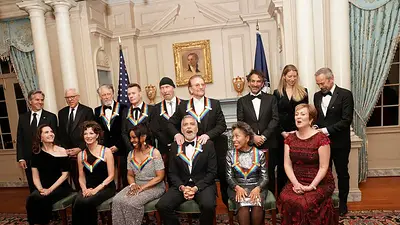 Biden elogia a George Clooney, U2, Gladys Knight y otros homenajeados en el Centro Kennedy Biden elogia a George Clooney, U2, Gladys Knight y otros homenajeados en el Centro Kennedy