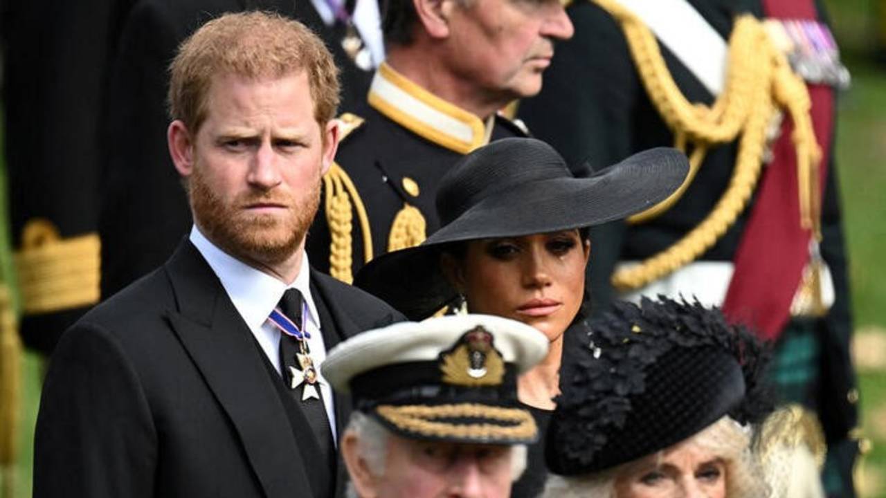 El príncipe Enrique dice que la casa real británica "juega sucio" al filtrar historias
