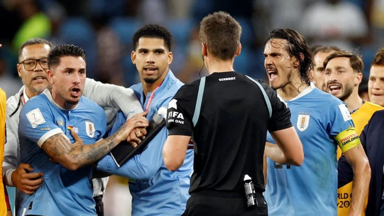 FIFA abre procedimiento contra cuatro jugadores de Uruguay por episodios tras eliminación