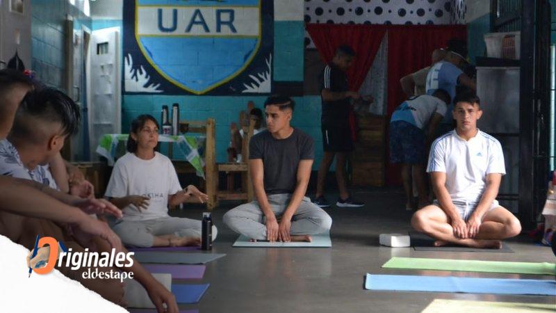 Estuvo en la cárcel, el yoga transformó su vida y hoy es profesor: el camino de Tobías hacia la libertad 