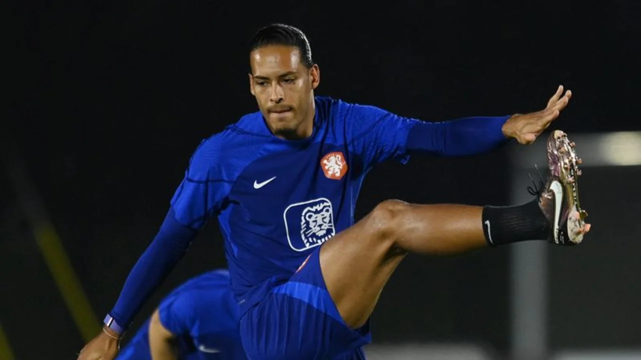 El capitán de Países Bajos, Van Dijk, esquiva las preguntas sobre Messi