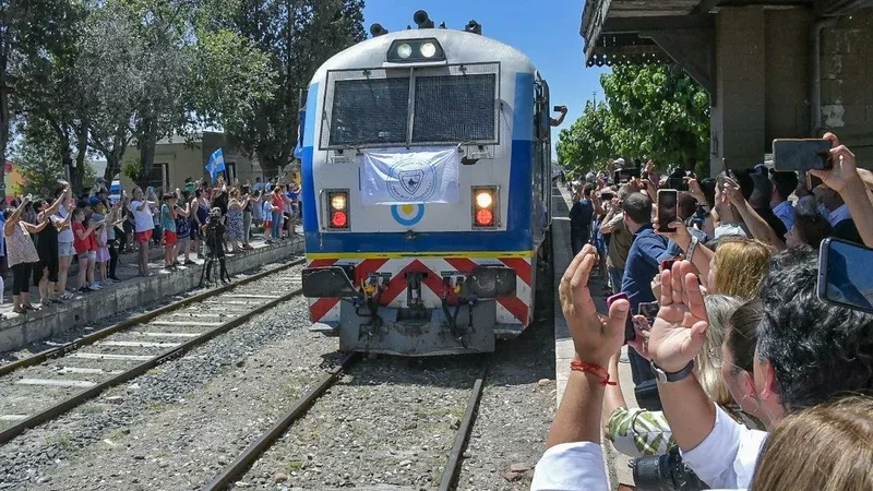 Mendoza: así recibieron al tren que volvió a funcionar después de 30 años 