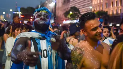 Las calles se vistieron de celeste y blanco por Argentina Las calles se vistieron de celeste y blanco por Argentina