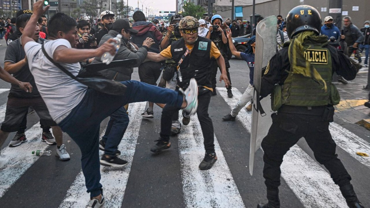 Perú, en una espiral de violencia política: dos muertos y piñas en el Congreso