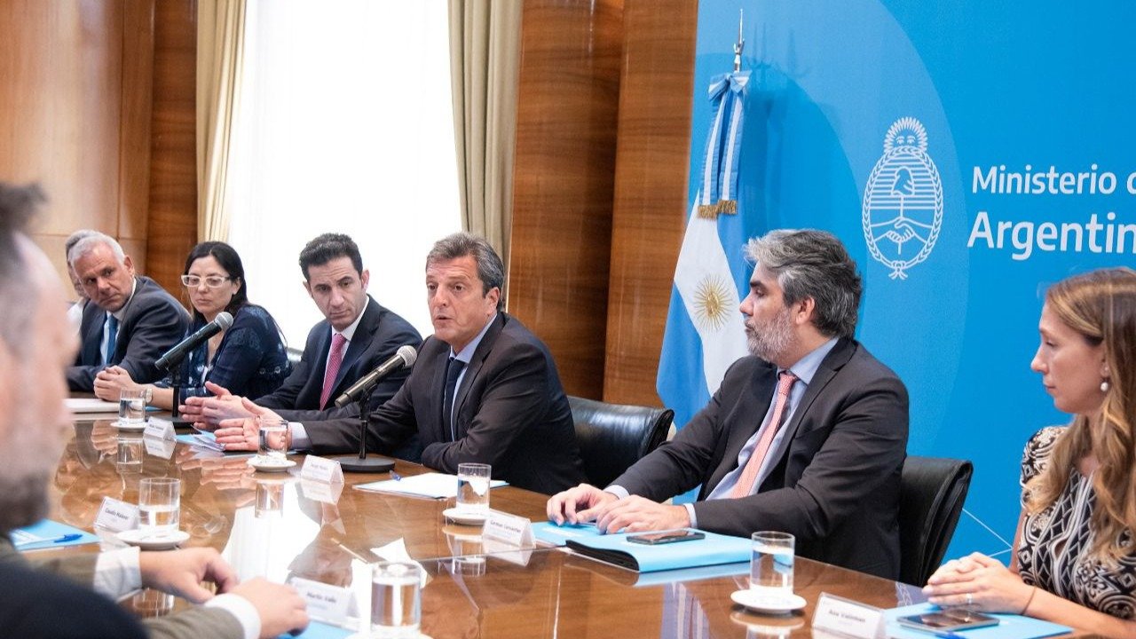 Sergio Massa anunció un congelamiento de precio de celulares hasta marzo y un "Ahora 10" para incentivar el consumo