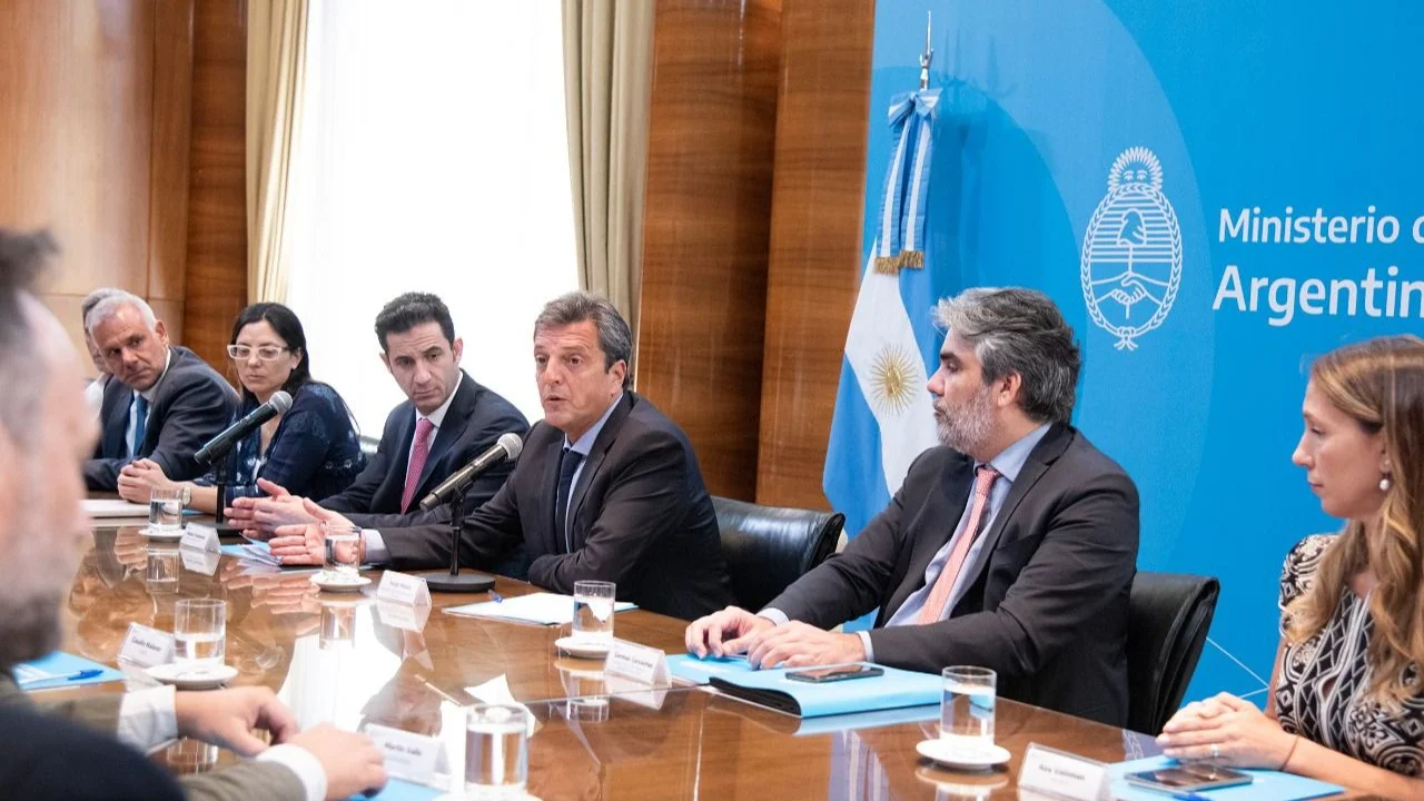 Sergio Massa anunció un congelamiento de precio de celulares hasta marzo y un "Ahora 10" para incentivar el consumo