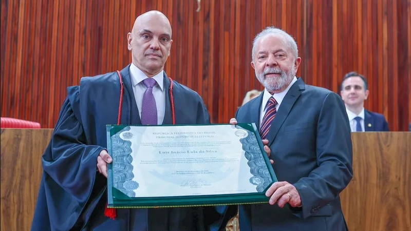 Emocionado hasta las lágrimas, Lula recibió las credenciales de presidente electo 
