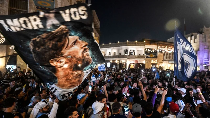Los hinchas mantuvieron el ritual en Qatar: banderazo récord en apoyo a la Selección