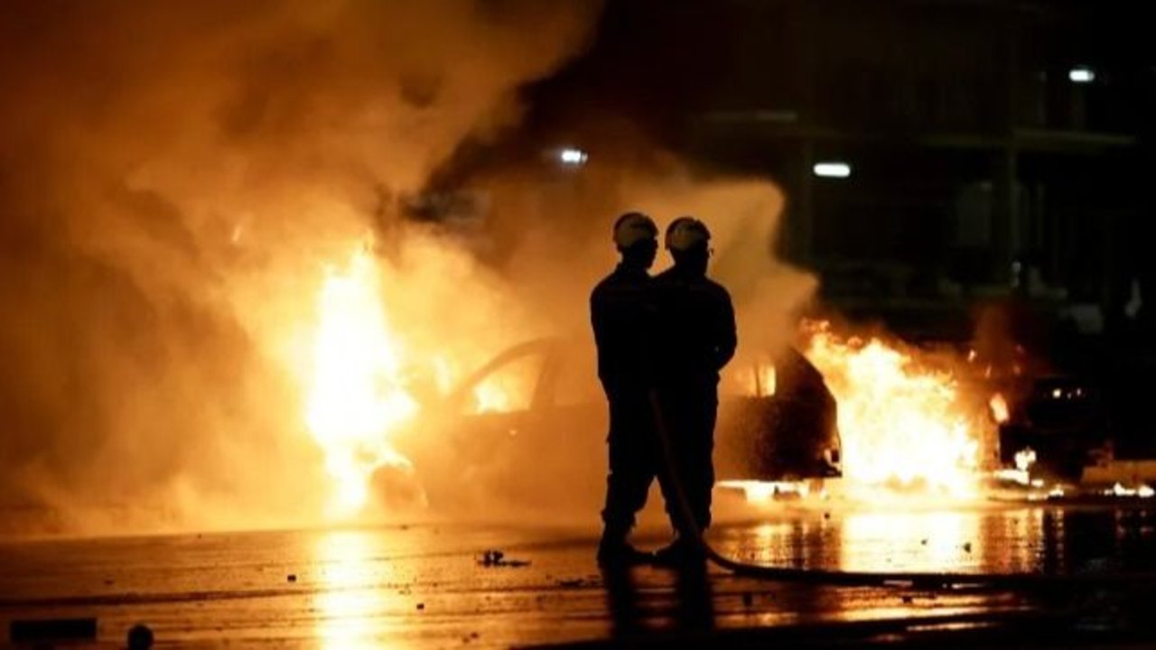 Violencia en Brasil: bolsonaristas intentaron irrumpir en una sede policial y quemaron dos colectivos en Brasilia