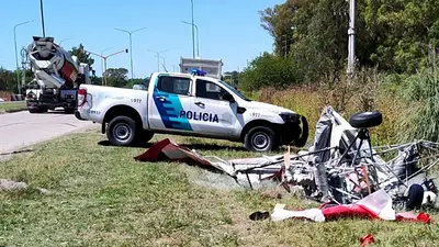 Una avioneta se enredó con cables y se estrelló en La Plata: murió el piloto Una avioneta se enredó con cables y se estrelló en La Plata: murió el piloto
