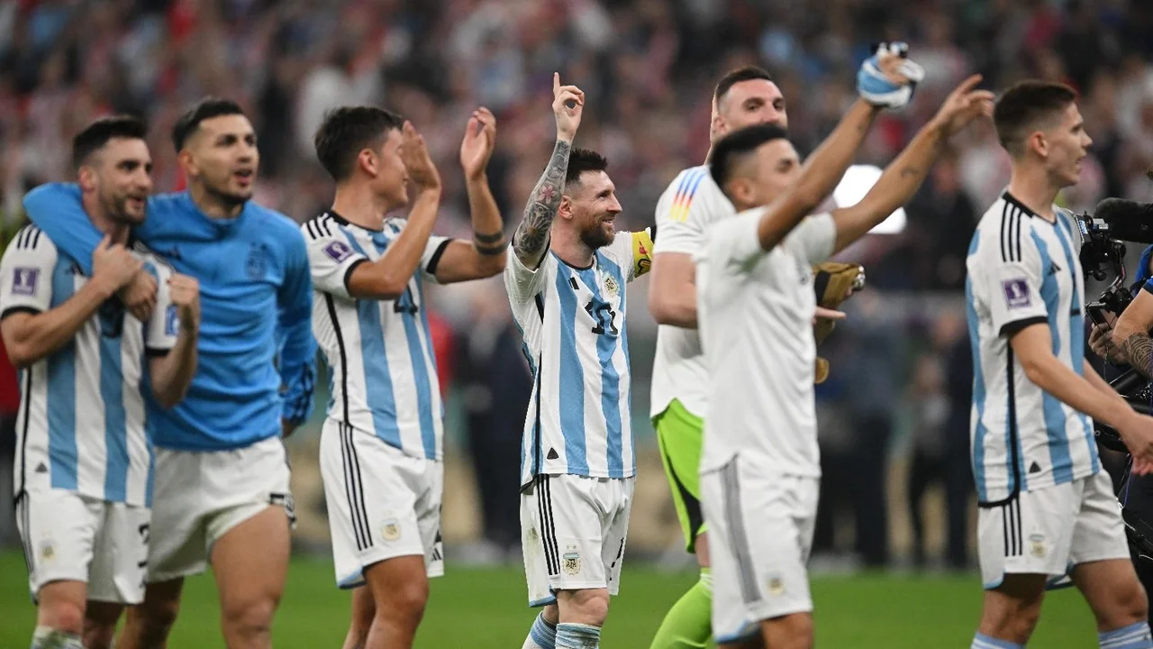Con un Messi obsceno y vulgar, Argentina goleó y es finalista en Qatar